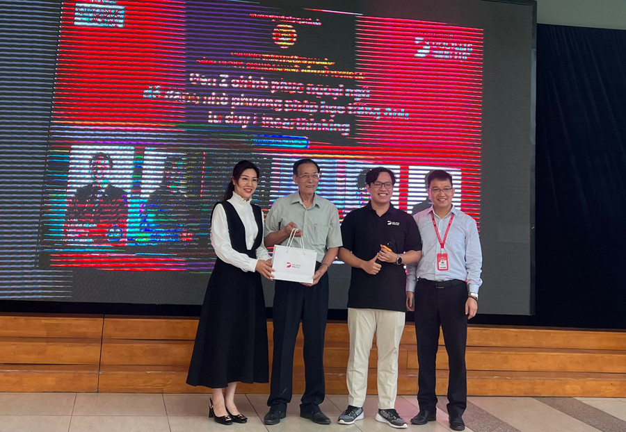 Đại diện BTC chương trình cùng đại diện Trường Phổ thông liên cấp Đa Trí Tuệ.