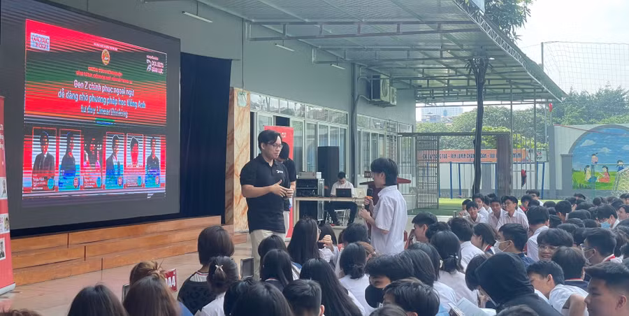 Học sinh trường liên cấp Đa Trí Tuệ hăng hái giao lưu cùng diễn giả đến từ DOL English - IELTS Đình Lực Học sinh trường liên cấp Đa Trí Tuệ hăng hái giao lưu cùng diễn giả đến từ DOL English - IELTS Đình Lực