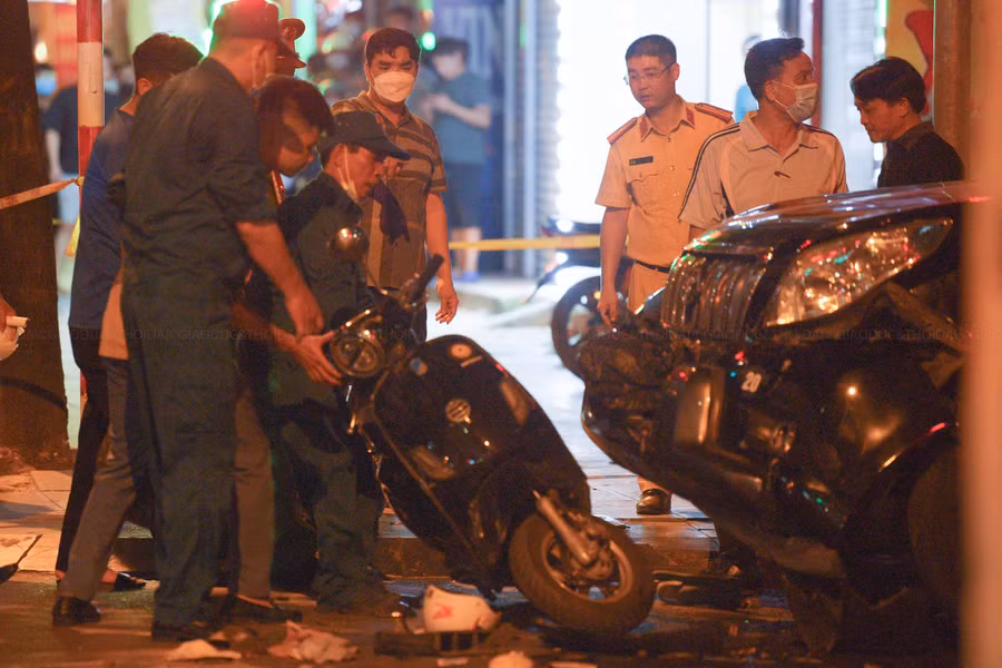 4 chiếc ô tô con và 6 xe máy bị hư hỏng nặng.