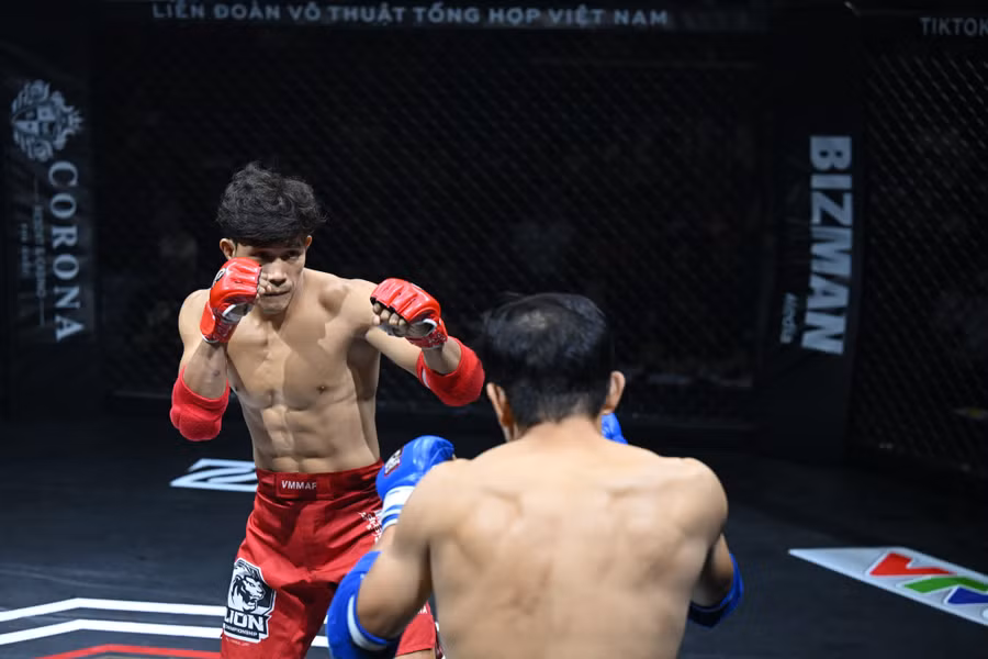 Sau khi có cuộc 'lội ngược dòng' thành công ở vòng đấu trước, Nguyễn Trần Duy Nhất đã có trận đấu dễ dàng hơn khi gặp Phan Huy Hoàng.