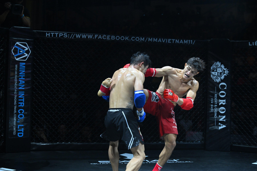 Lối đánh tấn công dũng mãnh của Duy Nhất khiến Phan Huy Hoàng nhiều lần phải lùi quanh sàn đấu. Lối đánh tấn công dũng mãnh của Duy Nhất khiến Phan Huy Hoàng nhiều lần phải lùi quanh sàn đấu.