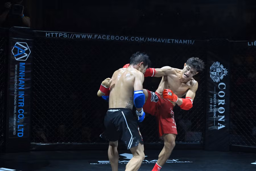 Lối đánh tấn công dũng mãnh của Duy Nhất khiến Phan Huy Hoàng nhiều lần phải lùi quanh sàn đấu.