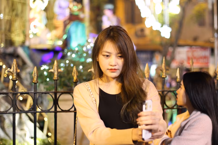 Hà Nội: Người dân nô nức đổ về Nhà thờ Lớn dịp cận Giáng sinh ảnh 14