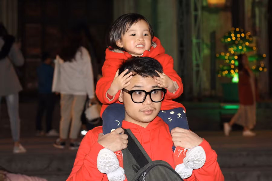 Hà Nội: Người dân nô nức đổ về Nhà thờ Lớn dịp cận Giáng sinh ảnh 8