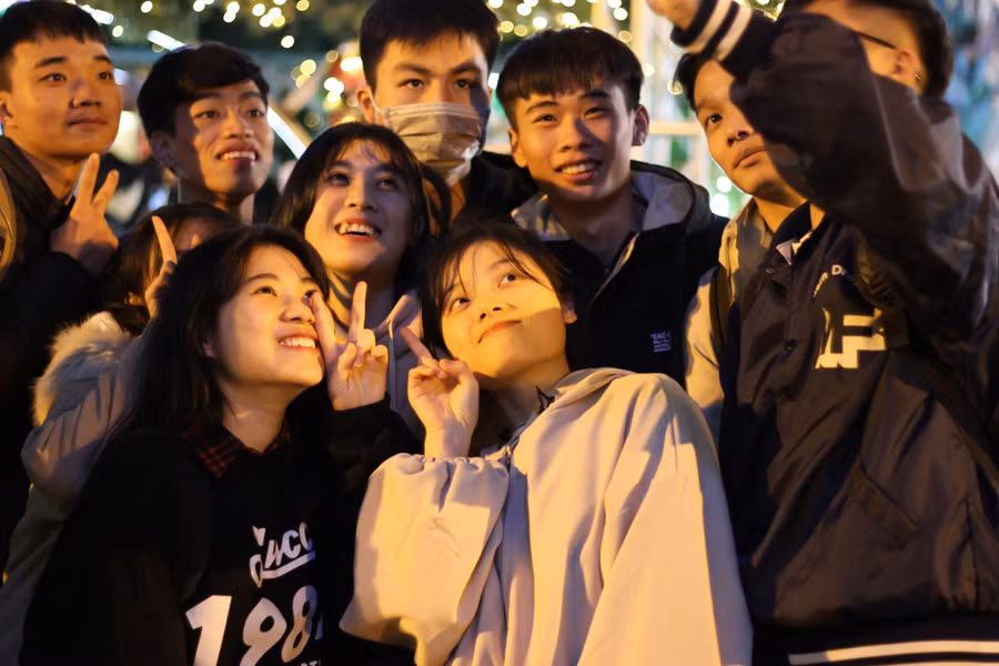 Mặc dù chưa chính thức đến Giáng sinh nhưng nhiều người dân đã đổ về đây để tham quan, đặc biệt là lưu giữ lại những khoảnh khắc đẹp trong mùa Giáng sinh.