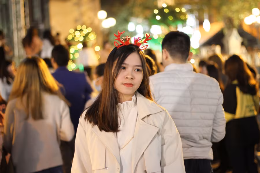 Hà Nội: Người dân nô nức đổ về Nhà thờ Lớn dịp cận Giáng sinh ảnh 13