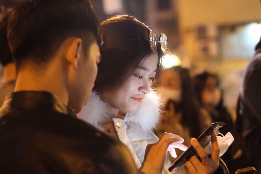 Hà Nội: Người dân nô nức đổ về Nhà thờ Lớn dịp cận Giáng sinh ảnh 15