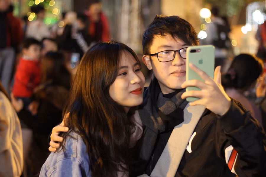 Một cặp đôi ghi check-in lưu lại kỷ niệm Giáng sinh tại Nhà hát Lớn.