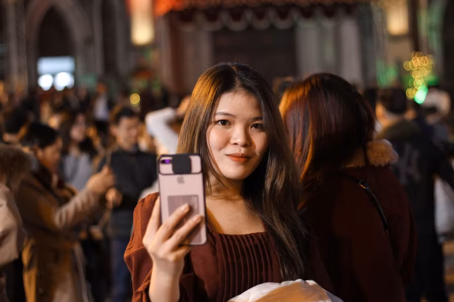 Hà Nội: Người dân nô nức đổ về Nhà thờ Lớn dịp cận Giáng sinh ảnh 12