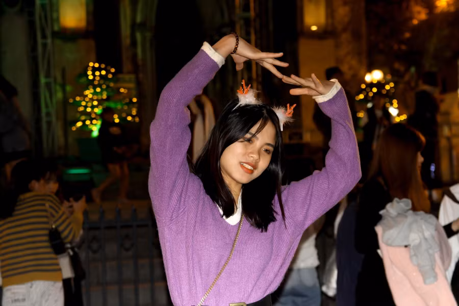 Hà Nội: Người dân nô nức đổ về Nhà thờ Lớn dịp cận Giáng sinh ảnh 10