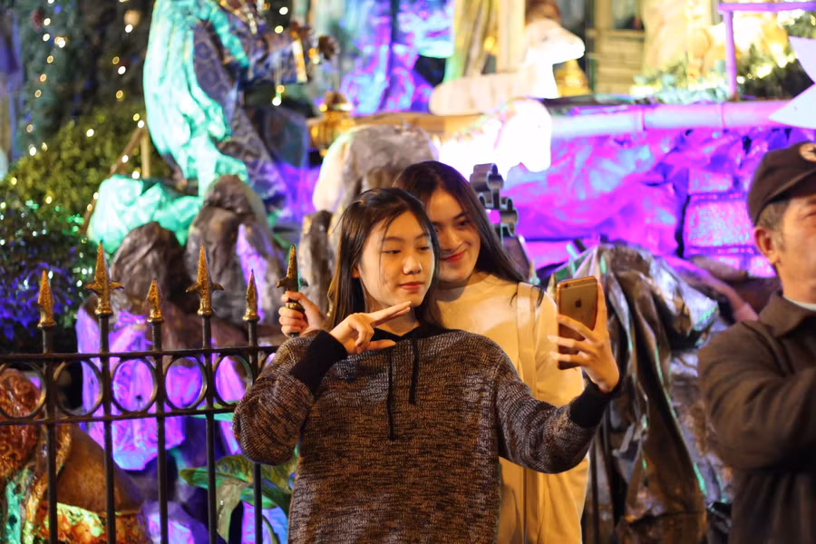 Hà Nội: Người dân nô nức đổ về Nhà thờ Lớn dịp cận Giáng sinh ảnh 4