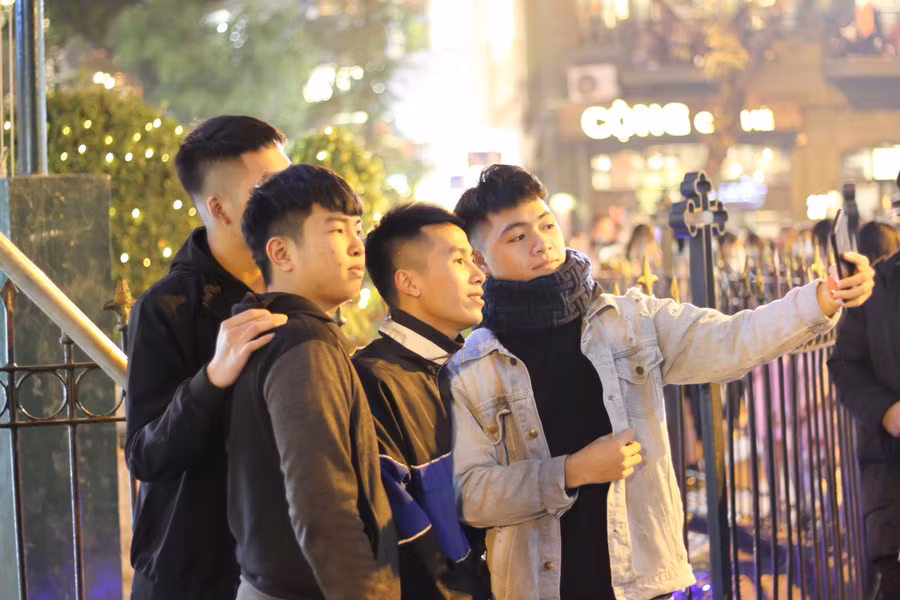 Thay vì lựa chọn tham quan Nhà thờ Lớn vào đúng dịp Giáng sinh, nhiều người dân, bạn trẻ lại lựa chọn thời điểm khi nhà thờ chưa trong tình trạng đông đúc du khách.