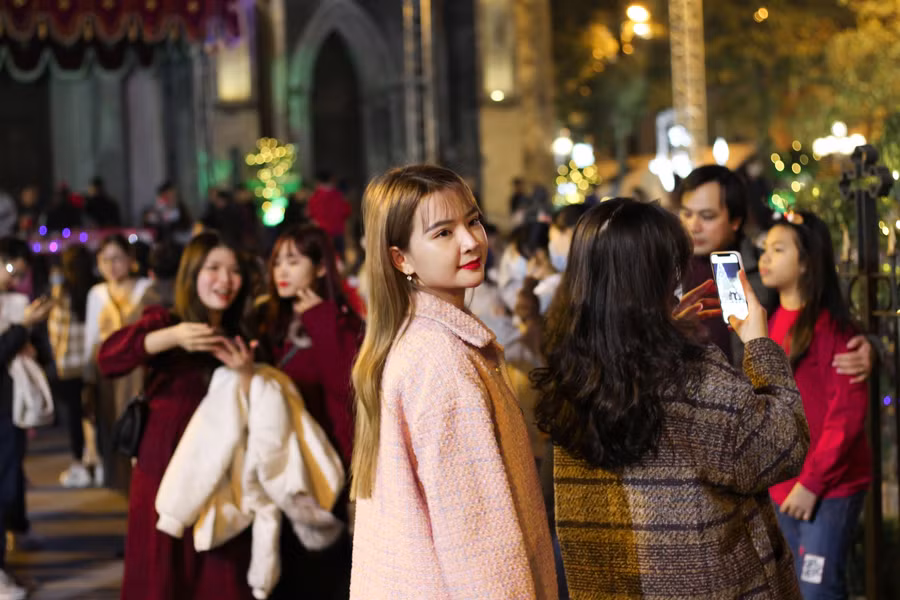 Nhiều bạn trẻ tranh thủ lưu giữ lại những khoảng khắc đẹp trong dịp cận Giáng sinh.