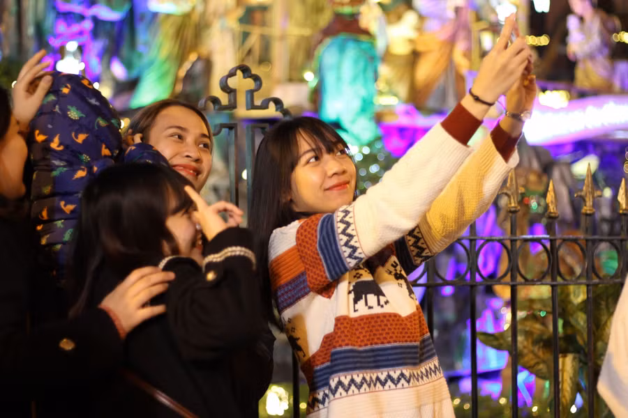 Hà Nội: Người dân nô nức đổ về Nhà thờ Lớn dịp cận Giáng sinh ảnh 6