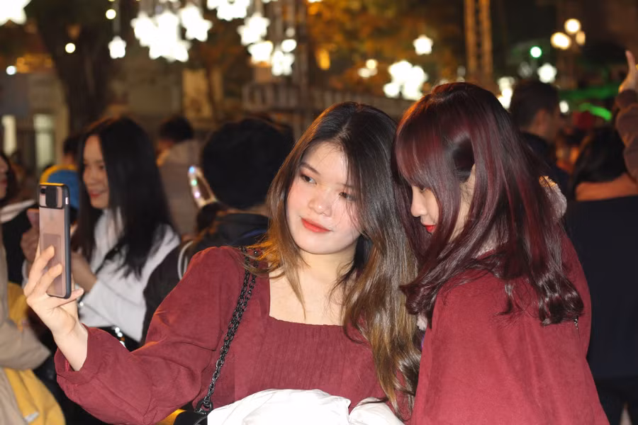 Cũng giống các năm trước, cây thông là hình ảnh không thể thiếu ở nhà thờ. Trước khuôn viên, cây thông Noel cao lớn đã được dựng lên, thu hút ánh nhìn của nhiều người qua đường.