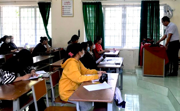 Chúng tôi tăng cường hướng nghiệp, tư vấn cho học sinh những vấn đề mới trong kỳ thi THPT quốc gia. Chúng tôi tăng cường hướng nghiệp, tư vấn cho học sinh những vấn đề mới trong kỳ thi THPT quốc gia.