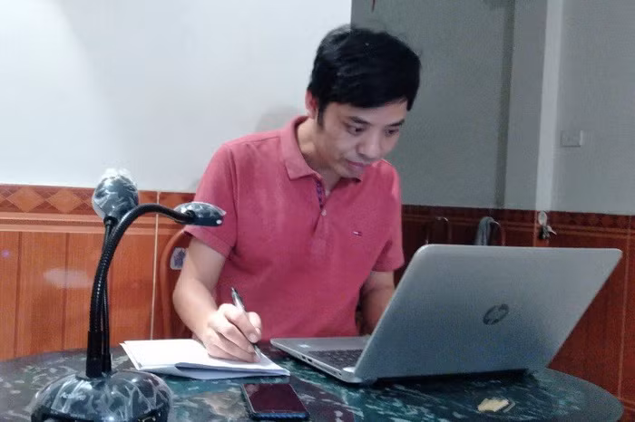 Thầy Đỗ Văn Hải vẫn duy trì ôn tập online cho cho trò của mình. Ảnh: NVCC