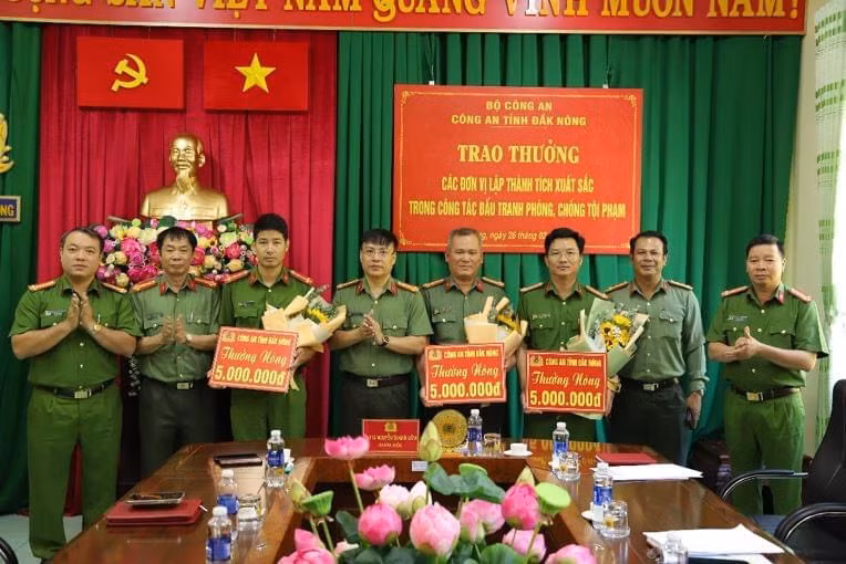 Các đơn vị nhận thưởng nóng từ Công an tỉnh Đắk Nông. (Ảnh: MQ)