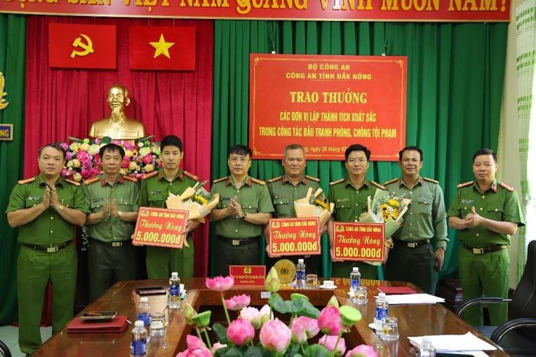 Các đơn vị nhận thưởng nóng từ Công an tỉnh Đắk Nông. (Ảnh: MQ) Các đơn vị nhận thưởng nóng từ Công an tỉnh Đắk Nông. (Ảnh: MQ)