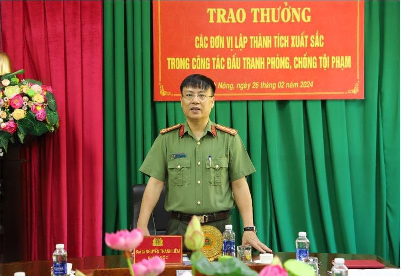 Đại tá Nguyễn Thanh Liêm, Giám đốc Công an tỉnh Đắk Nông chủ trì buổi trao thưởng nóng cho các đơn vị. (Ảnh: MQ) Đại tá Nguyễn Thanh Liêm, Giám đốc Công an tỉnh Đắk Nông chủ trì buổi trao thưởng nóng cho các đơn vị. (Ảnh: MQ)