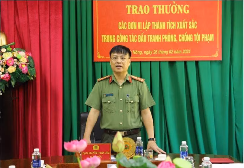 Đại tá Nguyễn Thanh Liêm, Giám đốc Công an tỉnh Đắk Nông chủ trì buổi trao thưởng nóng cho các đơn vị. (Ảnh: MQ)