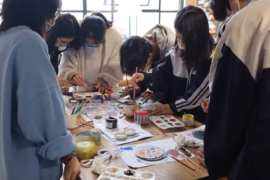 Đến với hoạt động cuối cùng: trải nghiệm, mọi người có thể thỏa sức sáng tạo khi custom lại các đĩa CD cũ theo phong cách riêng của bản thân, đổi tem phiếu để mua các món ăn vặt tuổi thơ,..