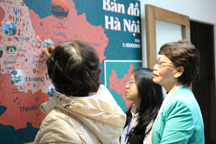 Bên cạnh các hoạt động triển lãm, hoạt động tương tác cũng không kém phần thú vị khi người tham gia được 'đóng dấu' vào 'địa điểm tâm hồn' trên bản đồ Hà Nội, trao tặng danh hiệu cho Thủ đô hay viết những kỷ niệm lên bức ảnh Hà Nội và dán lên gương,.. Bên cạnh các hoạt động triển lãm, hoạt động tương tác cũng không kém phần thú vị khi người tham gia được 'đóng dấu' vào 'địa điểm tâm hồn' trên bản đồ Hà Nội, trao tặng danh hiệu cho Thủ đô hay viết những kỷ niệm lên bức ảnh Hà Nội và dán lên gương,..