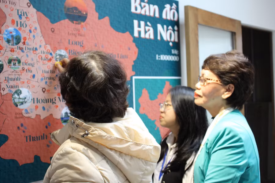 Bên cạnh các hoạt động triển lãm, hoạt động tương tác cũng không kém phần thú vị khi người tham gia được 'đóng dấu' vào 'địa điểm tâm hồn' trên bản đồ Hà Nội, trao tặng danh hiệu cho Thủ đô hay viết những kỷ niệm lên bức ảnh Hà Nội và dán lên gương,..