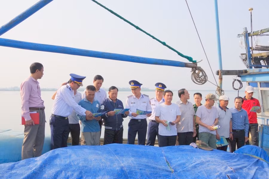 Lực lượng Cảnh sát biển phát tờ rơi tuyên truyền cho bà con ngư dân các xã, thị trấn ven biển huyện Gio Linh (Quảng Trị).