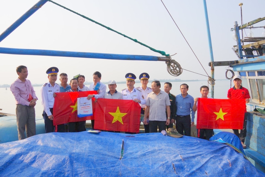 Đại diện Bộ Tư lệnh Vùng Cảnh sát biển 2 và Ban Dân vận Tỉnh ủy Quảng Trị trao tặng quà, cờ Tổ quốc cho các chủ phương tiện đánh bắt hải sản. Đại diện Bộ Tư lệnh Vùng Cảnh sát biển 2 và Ban Dân vận Tỉnh ủy Quảng Trị trao tặng quà, cờ Tổ quốc cho các chủ phương tiện đánh bắt hải sản.