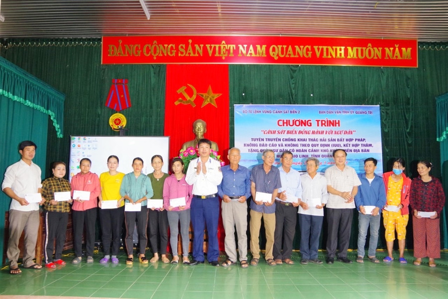 Trao tặng quà đến ngư dân các xã vùng biển Quảng Trị. Trao tặng quà đến ngư dân các xã vùng biển Quảng Trị.