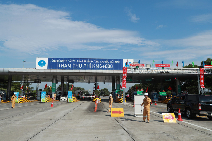 Tại trạm thu phí Pháp Vân - Cầu Giẽ ngày hôm nay các phương tiện đi qua trạm khá thông thoáng.