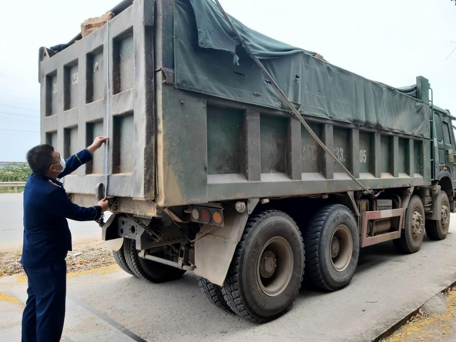 Công tác kiểm tra, kiểm soát tải trọng xe. Ảnh: Tổng cục Đường bộ Việt Nam.