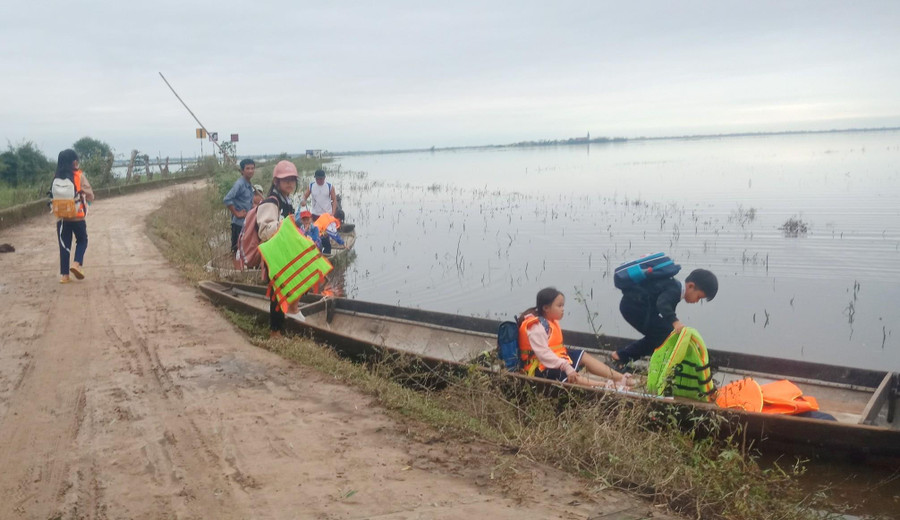 Trước khi lên đò, học sinh được trang bị áo phao để đảm bảo an toàn.