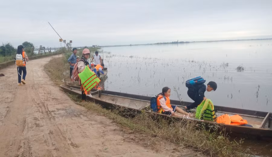 Trước khi lên đò, học sinh được trang bị áo phao để đảm bảo an toàn.