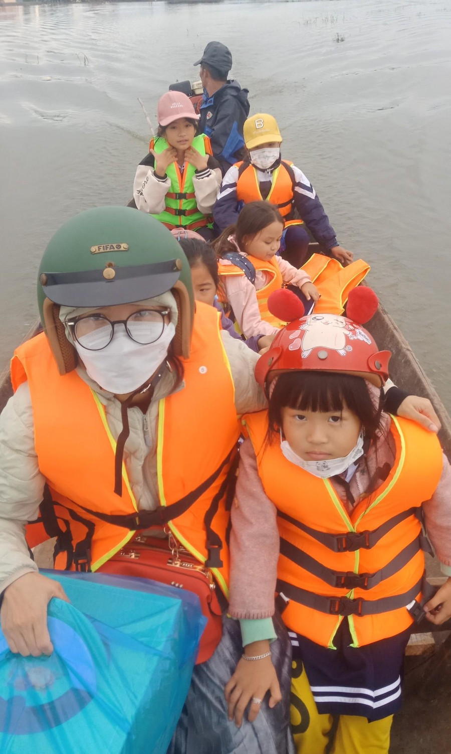 Trên đò có người lớn đi cùng để hỗ trợ các em.