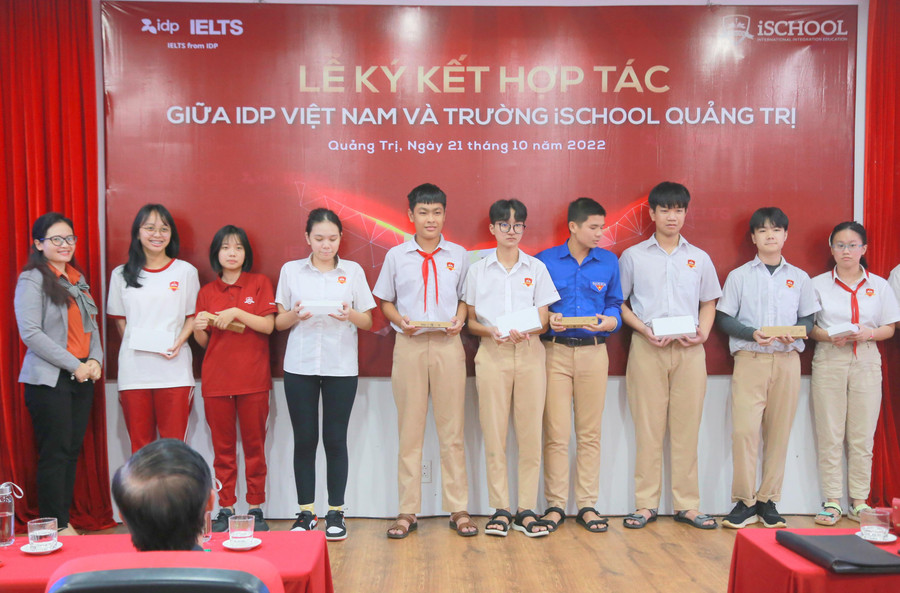 Văn phòng IDP tặng quà đến các học sinh của nhà trường.