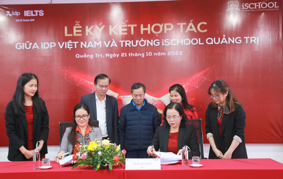 Đại diện iSchool Quảng Trị và Giám đốc Văn phòng IDP Đà Nẵng ký kết hợp tác.