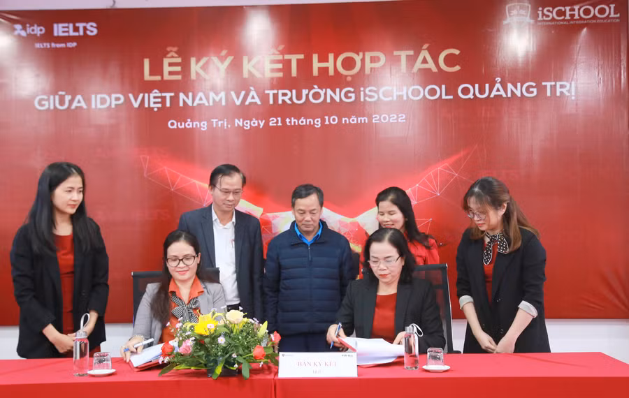 Đại diện iSchool Quảng Trị và Giám đốc Văn phòng IDP Đà Nẵng ký kết hợp tác.