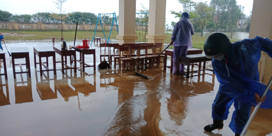 Phụ huynh và giáo viên dọn dẹp vệ sinh trường lớp để dạy học.