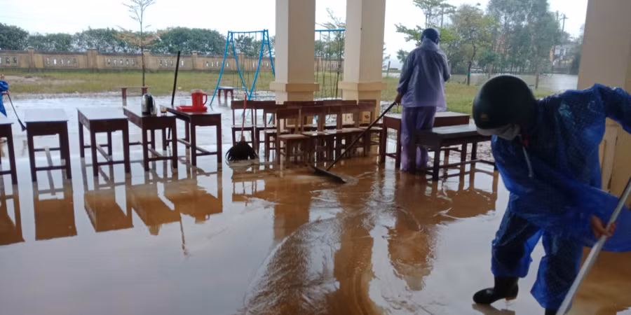 Phụ huynh và giáo viên dọn dẹp vệ sinh trường lớp để dạy học.