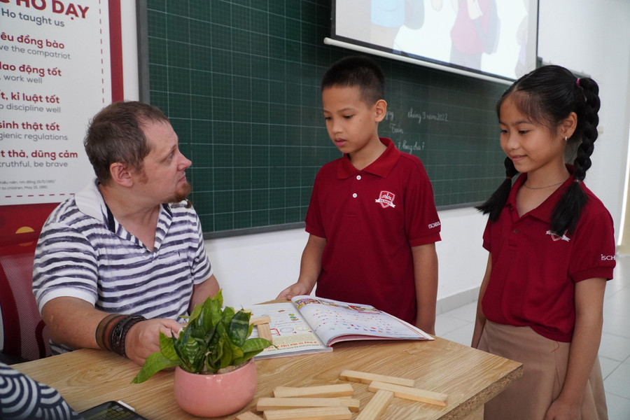 Học sinh của trường học tiếng Anh với giáo viên nước ngoài.