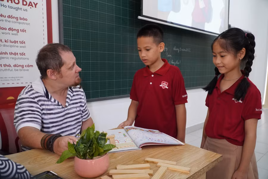 Học sinh của trường học tiếng Anh với giáo viên nước ngoài.