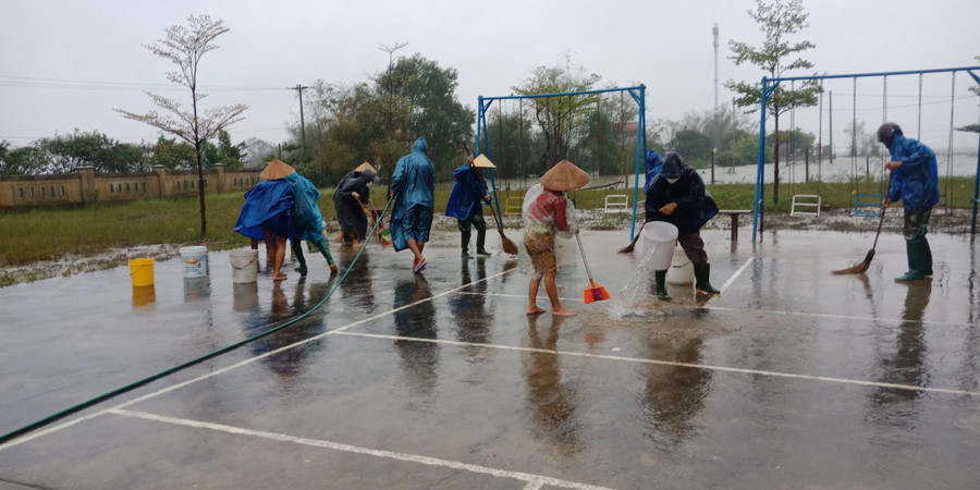 Khi nước lũ rút, nhà trường huy động giáo viên khắc phục hậu quả mưa lũ để ổn định dạy học.