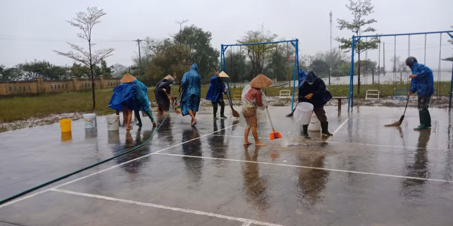 Khi nước lũ rút, nhà trường huy động giáo viên khắc phục hậu quả mưa lũ để ổn định dạy học.