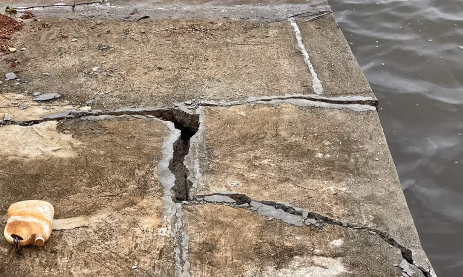 Bề mặt thân đập bị nứt toác gây nguy cơ vỡ đập. (Ảnh: TT)