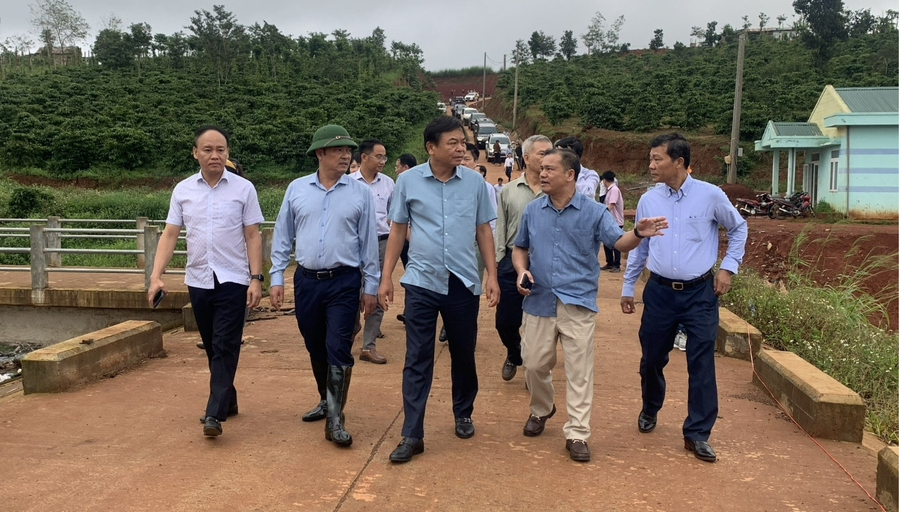 Thứ trưởng Bộ NN&amp;PTNT Nguyễn Hoàng Hiệp (thứ 3 từ trái sang, hàng đầu) cùng lãnh đạo tỉnh Đắk Nông kiểm tra tình trạng sạt trượt tại đập thủy lợi Đắk N&apos;Ting. (Ảnh: TT)