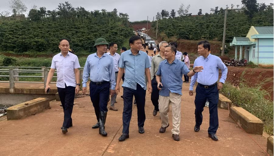 Thứ trưởng Bộ NN&amp;PTNT Nguyễn Hoàng Hiệp (thứ 3 từ trái sang, hàng đầu) cùng lãnh đạo tỉnh Đắk Nông kiểm tra tình trạng sạt trượt tại đập thủy lợi Đắk N'Ting. (Ảnh: TT)