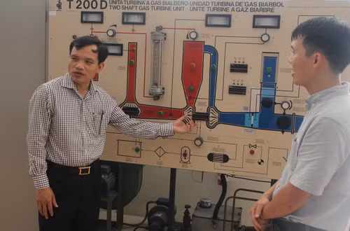 PGS Mai Văn Trinh kiểm tra cơ sở vật chất, phòng thực hành của Trường Đại học Điện lực