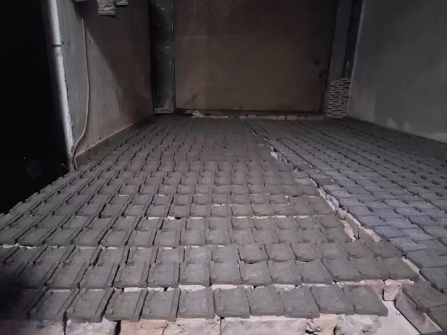 Hàng ngàn tượng ông Công ông Táo sau khi lấy từ khuôn ra.